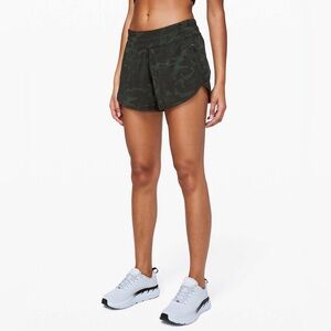 Lululemon Tracker Short V *4" Womens Size 6